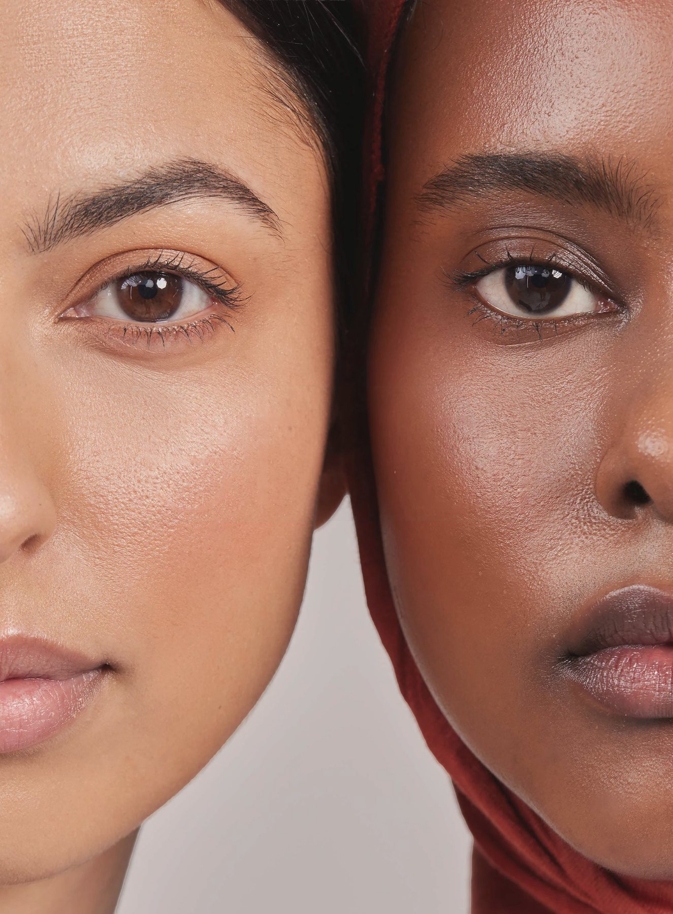 Deux femmes joue contre joue, dont une voilée, peau lumineuse